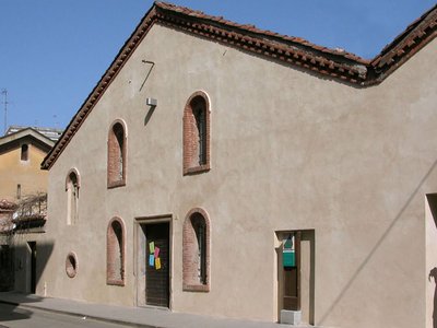Facciata della trecentesca chiesa di Sant'Antonio, sede del Museo Paleontologico Giulio Maini | Foto di Piero Damarco.