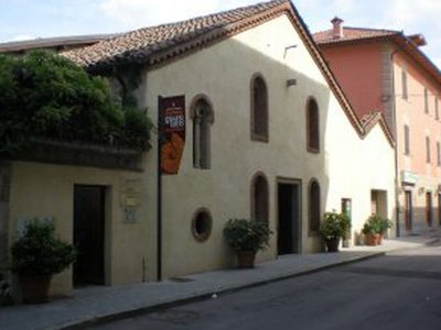 Facciata della trecentesca chiesa di Sant'Antonio, sede del Museo Paleontologico Giulio Maini | Foto di Simone Lerma.